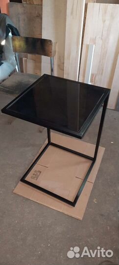 Прикроватный столик со стеклом
