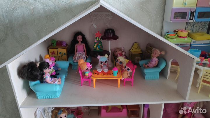 Кукольный домик с мебелью и куклами