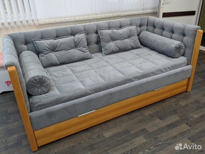 Детская кровать из дерева с обивкой