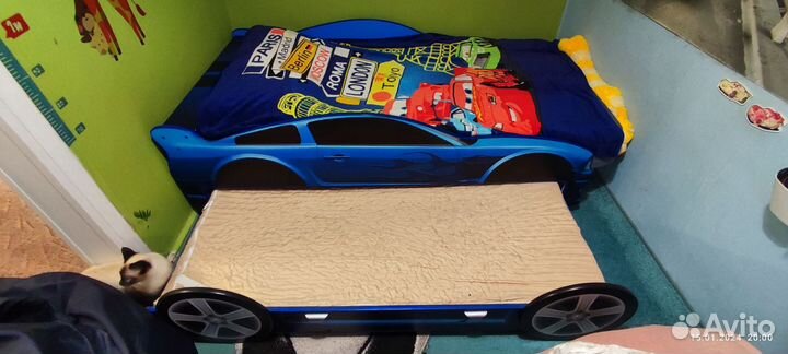 Кровать машина для двоих деток