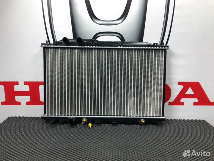 Радиатор охлаждения двигателя Honda Civic FD(4Д)