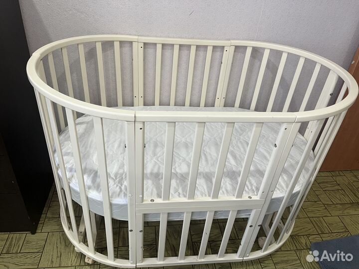 Детская кроватка с маятником