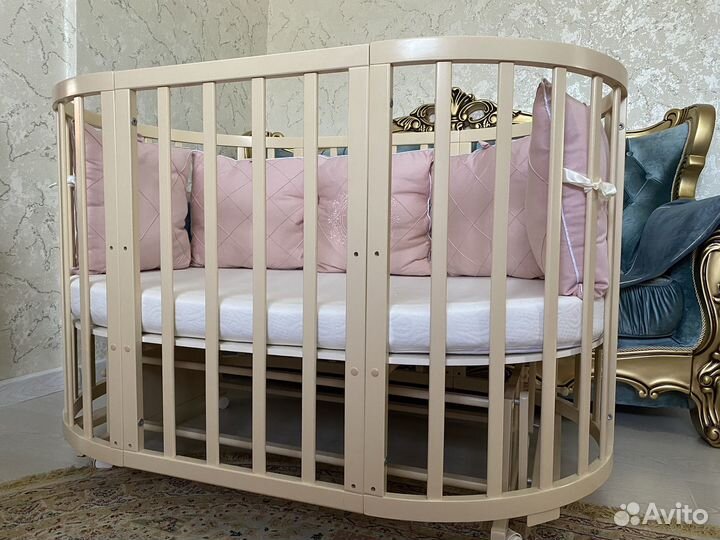 Детская кроватка с маятником