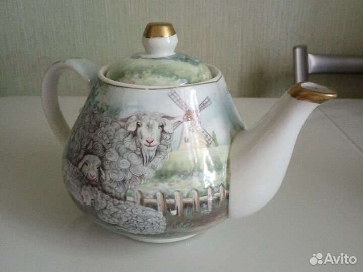 Чайник и сахарницы