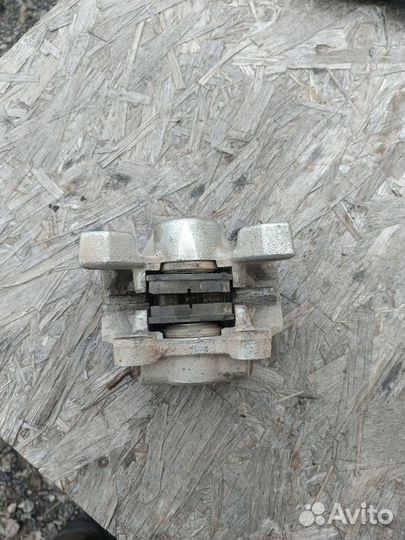 Тормозной задний правый суппорт opel vectra b