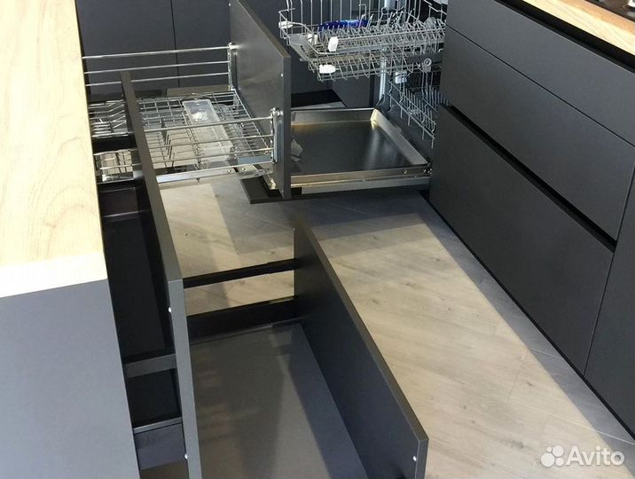 Кухня с каменным островом