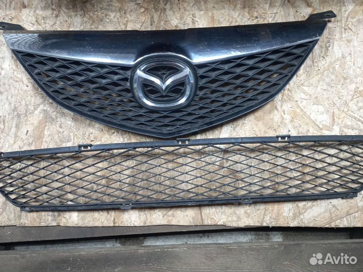 Продам решётку радиатора Mazda