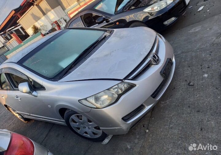 В разборе Honda Civic 4d