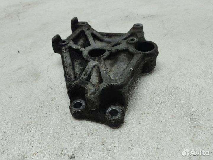 Кронштейн компрессора кондиционера Mitsubishi