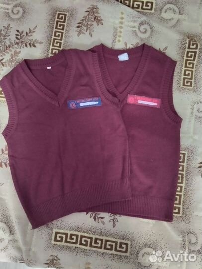 Жилетка школьная бордовая