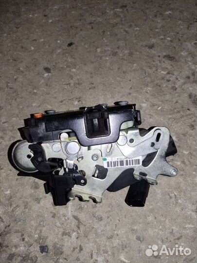 Замок правой сдвижной двери на мерседес 639