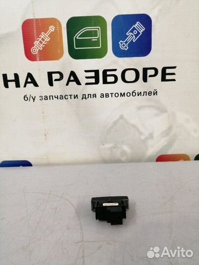 Кнопка центрального замка передняя левая