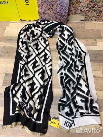 Палантин Fendi