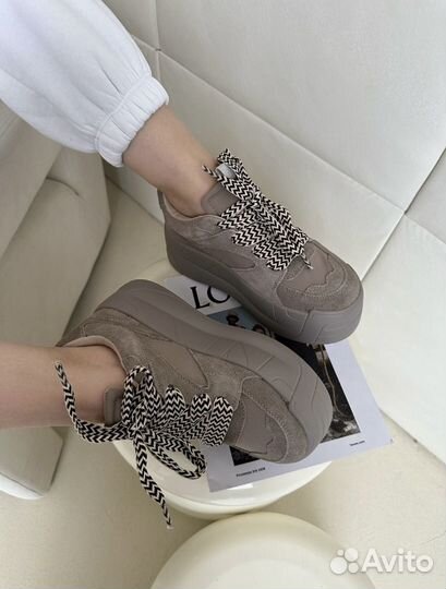 Кроссовки женские