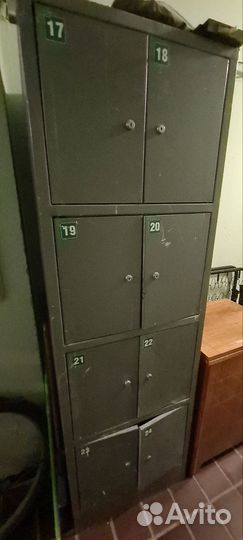 Металлический шкаф для сумок