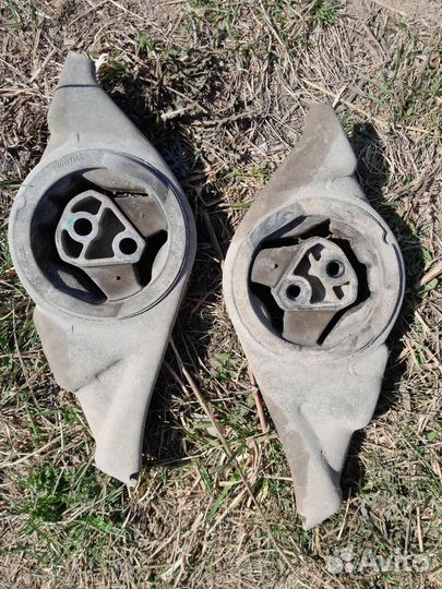 Опоры двигателя гранта левая правая