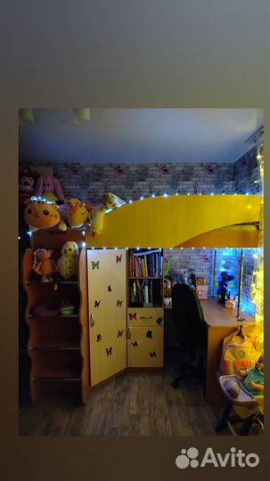 Детская кровать чердак со столом и шкафом