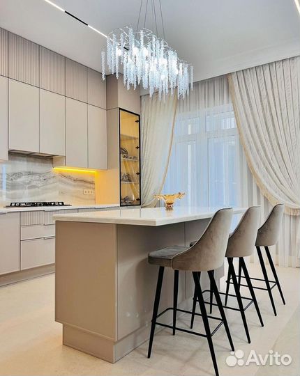 Кухня встроенная светлая