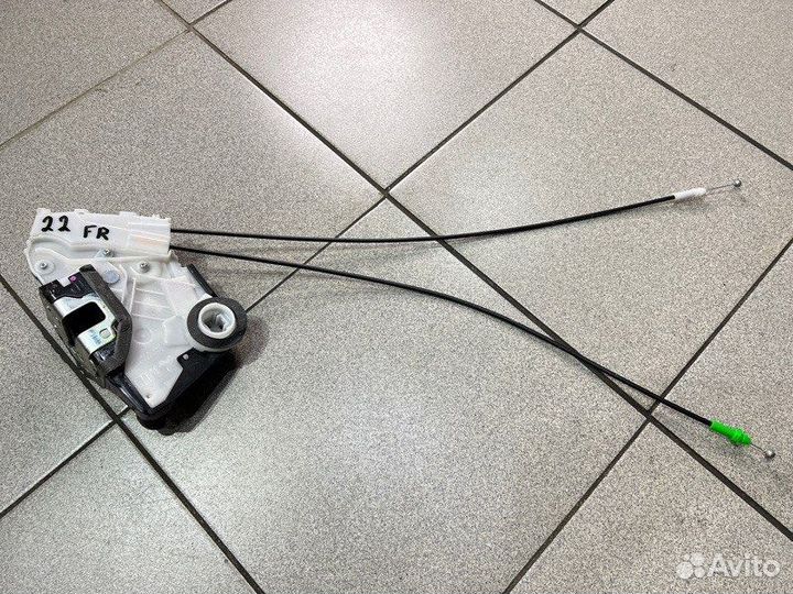 Замок двери передний правый Toyota Vitz