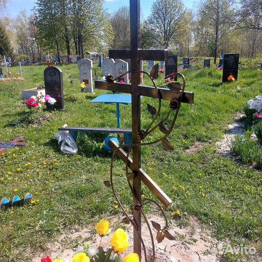 Оградки на кладбище, кресты из металла