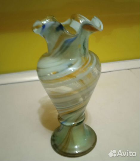 Ваза изящная гутная техника Чешская