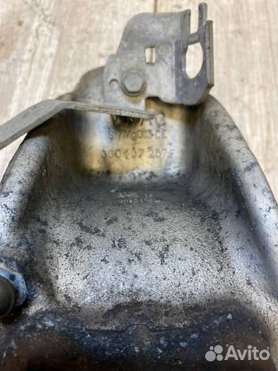 Кулак поворотный левый в сборе Volkswagen Passat