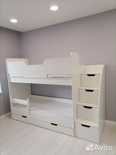 Двухъярусная кровать с лестницей комодом