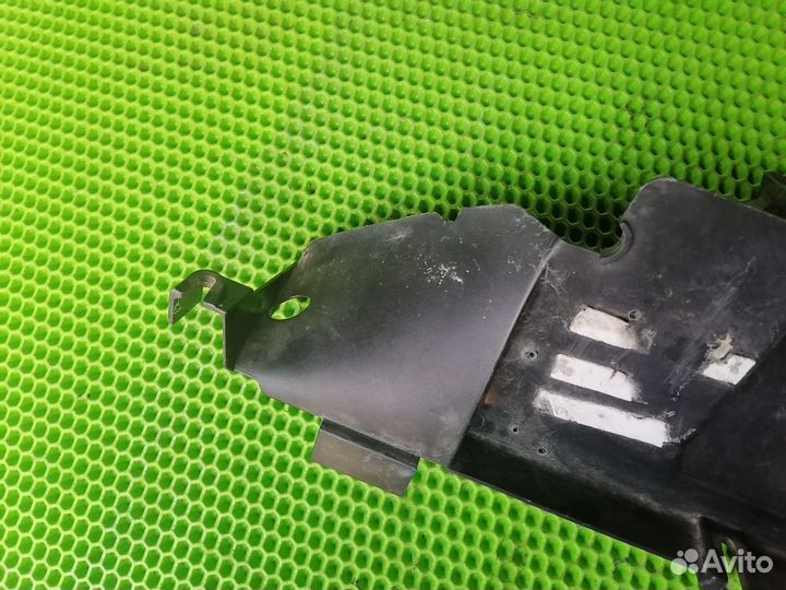 Дефлектор радиатора левый Фольксваген Таурег 7L