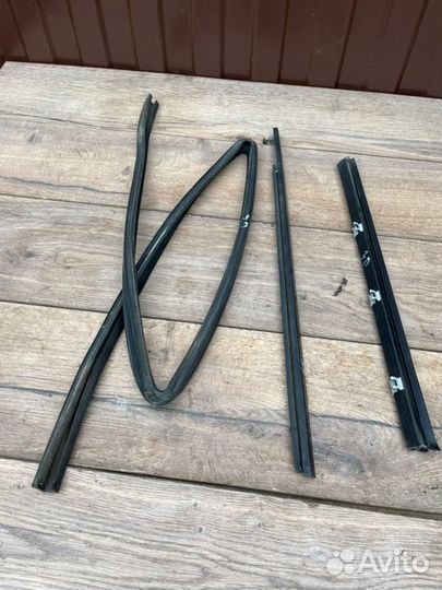 Уплотнительная резинка двери задняя правая Land