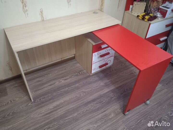 Комплект детской мебели (стол, шкаф, кроватка)