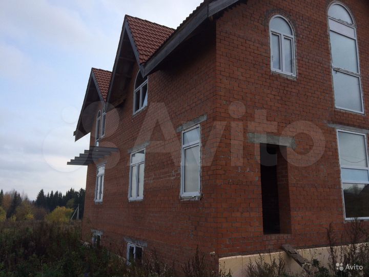 Дом 342,9 м² на участке 31,8 сот.