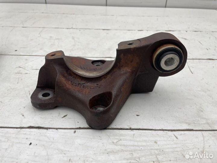 Опорный кронштейн привода Volvo S60 II B5254T12