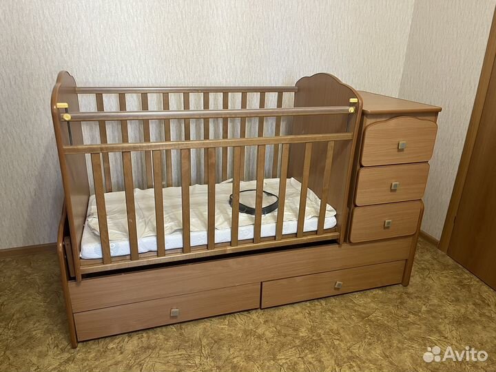 Детская кроватка с маятником