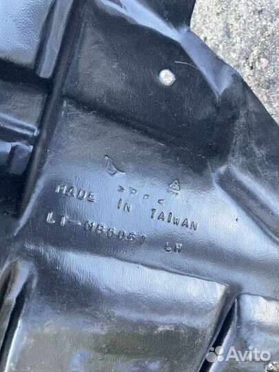 Подкрылок mitsubishi pajero