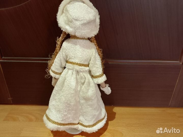Снегурочка фарфоровая кукла