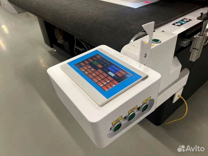 Планшетно-режущий плоттер