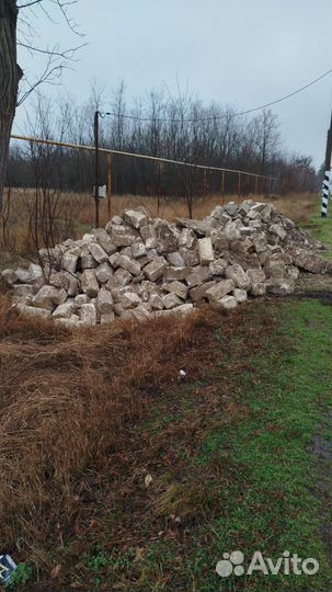 Бой кирпича и бетона на от сыпку дорог