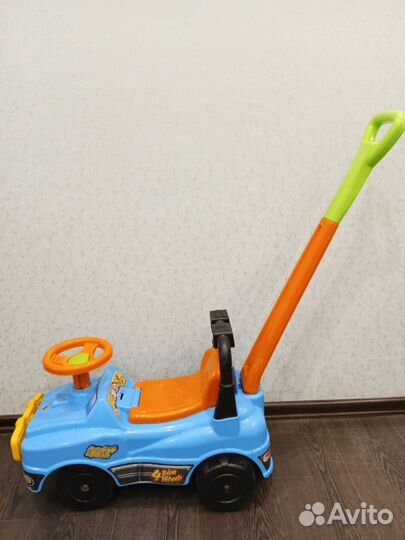 Детская машина каталка с ручкой