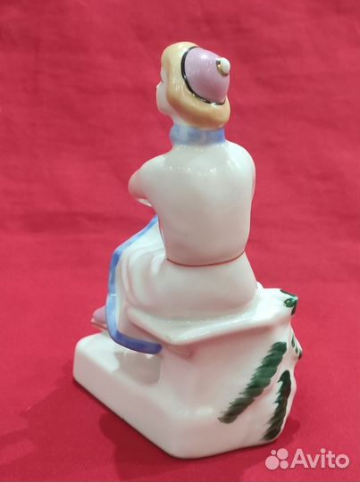 Статуэтка фарфоровая. Конькобежка на отдыхе. СССР