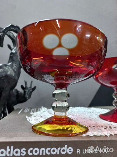 Ваза для конфет на ножке