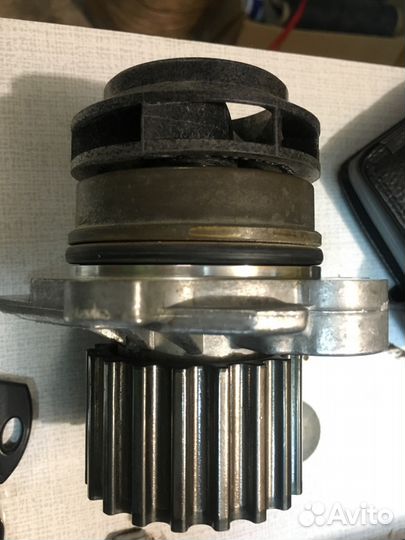 Тигуан Насос системы охлаждения(помпа) 03L121031