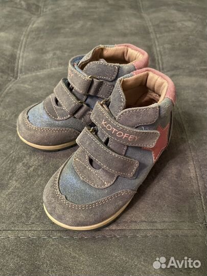 Джинсы и обувь на девочку