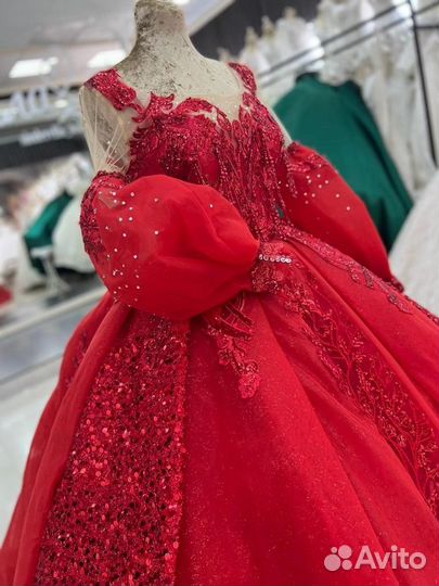 Свадебное красно алое платья