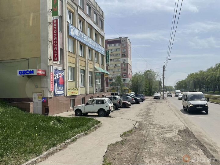 Торговая площадь на высоком автомобильном трафике