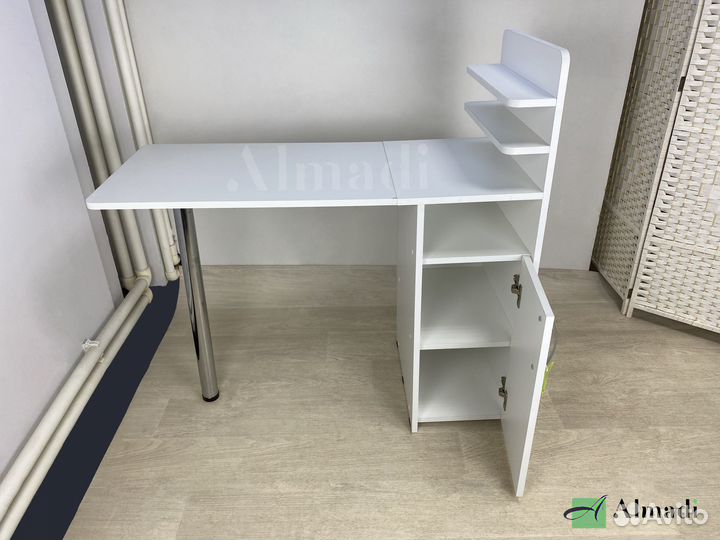 Маникюрный стол