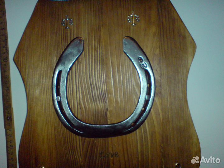 Панно с подковой удачи и инкрустацией уголков