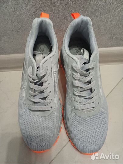 Кроссовки женские