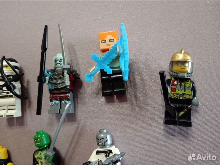 9 лего человечков