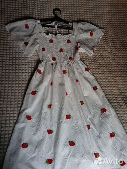 Милое платье с клубничками