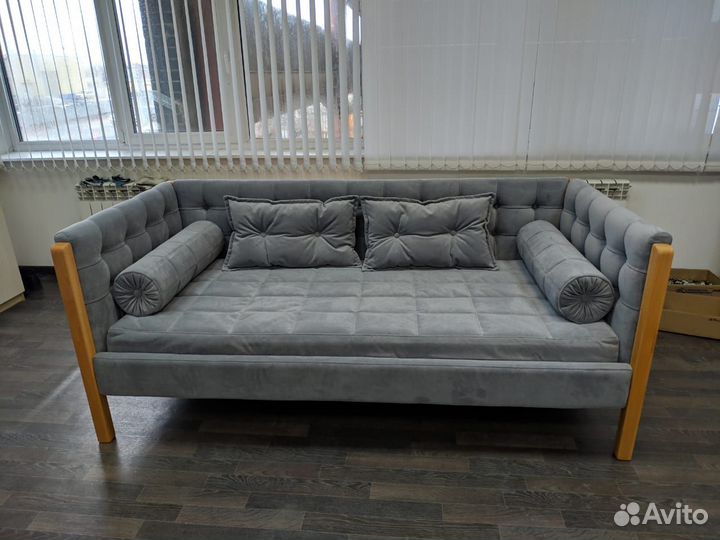 Детская кровать из дерева с обивкой